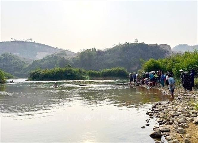hai vu duoi nuoc cach nhau nua gio tren cung con song, 3 hoc sinh tu vong hinh anh 1