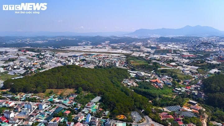 ve tham noi dat lang mo cua than phu nam phuong hoang hau hinh anh 1