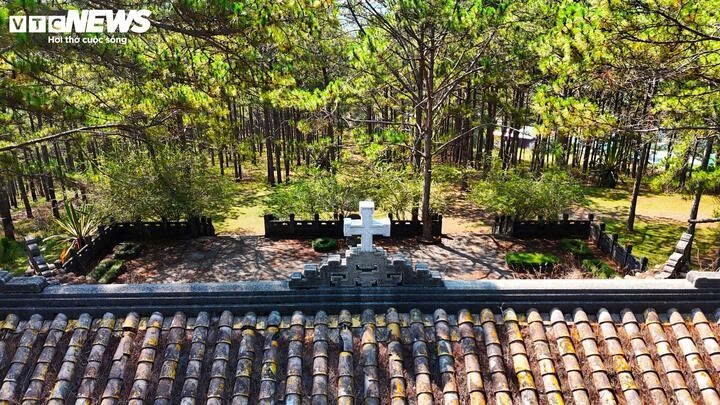 ve tham noi dat lang mo cua than phu nam phuong hoang hau hinh anh 15