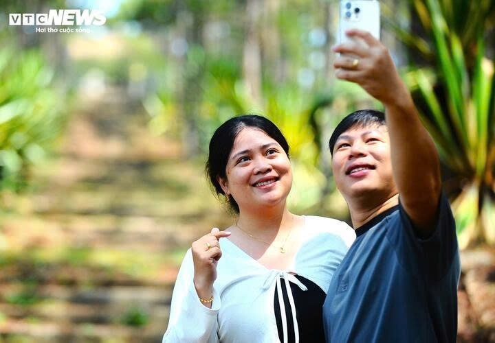 ve tham noi dat lang mo cua than phu nam phuong hoang hau hinh anh 21