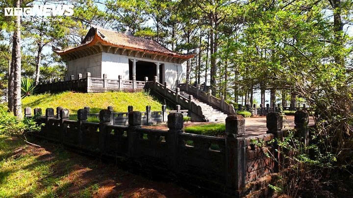 ve tham noi dat lang mo cua than phu nam phuong hoang hau hinh anh 3