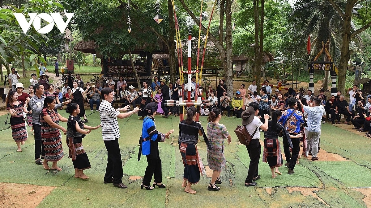 ron rang chuoi hoat dong du lich tai ha noi dip le 30 4 - 1 5 hinh anh 4