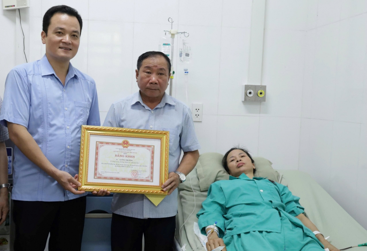 chuyen ve nu cong nhan cuu nguoi trong dong loc hinh anh 1