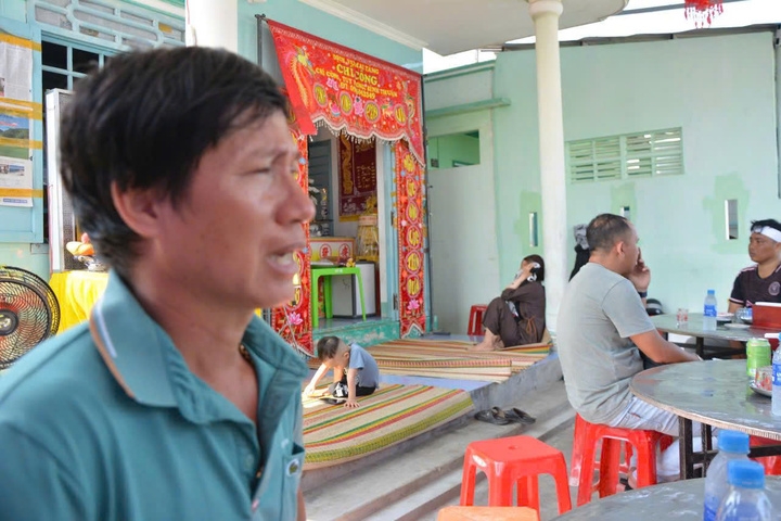 xot xa canh cha me tien 2 con trai tu nan vu xe khach lao xuong vuc o lam Dong hinh anh 1