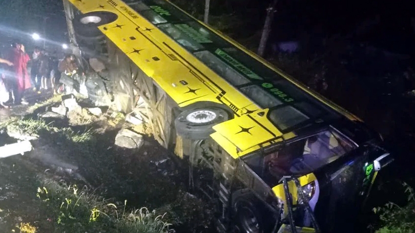 tong vao lan can ben duong, xe khach bi lat o quang ngai hinh anh 1