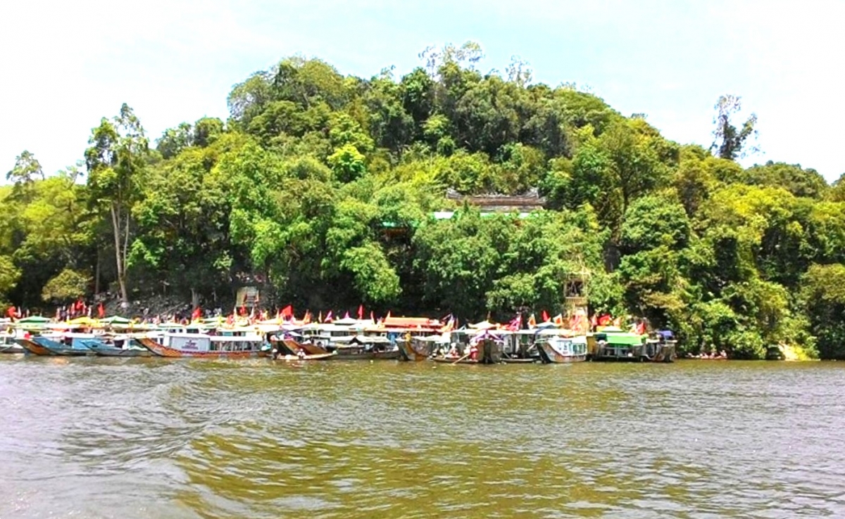 hang ngan nguoi dan va du khach den voi le hoi Dien hue nam hinh anh 5