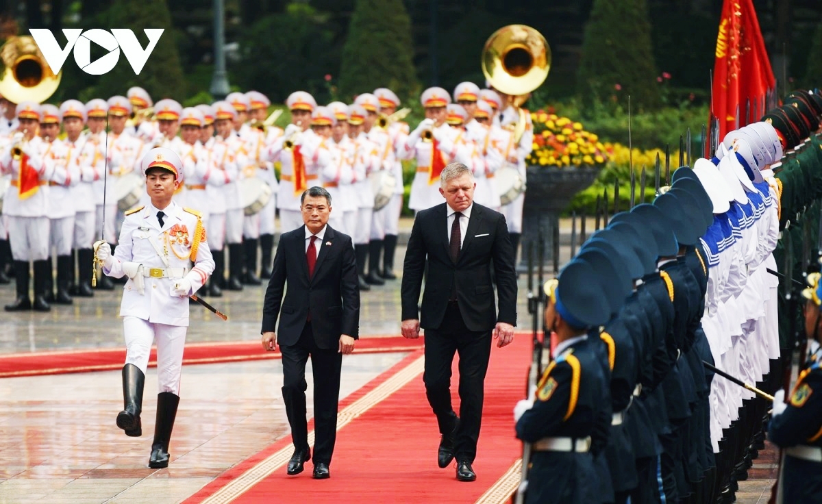 slovak pm robert fico warmly welcomed in hanoi on official visit picture 1
