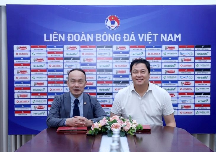 vff extends contract with kim sang sik s assistant coach lee woon jae picture 1