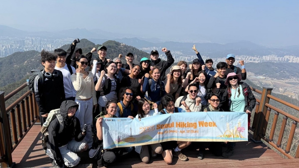 du khach nuoc ngoai do xo den cac ngon nui o seoul, han quoc hinh anh 2