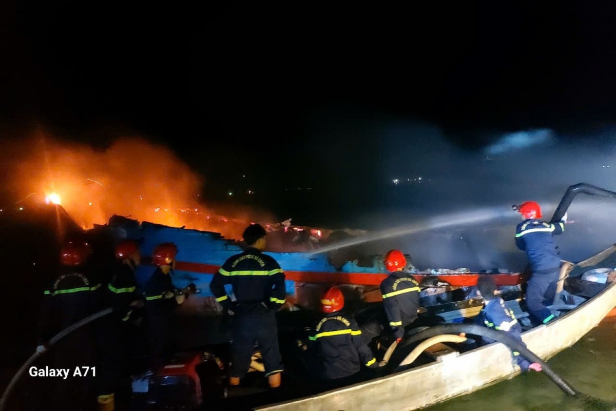 tau ca chay rui trong dem hinh anh 2