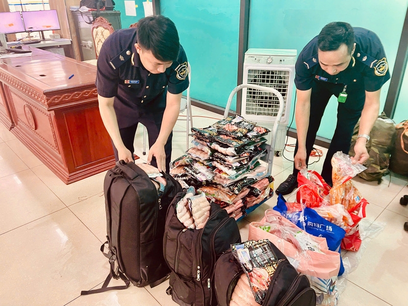 phat hien nhieu vu viec thuc pham khong ro nguon goc van chuyen qua bien gioi hinh anh 1