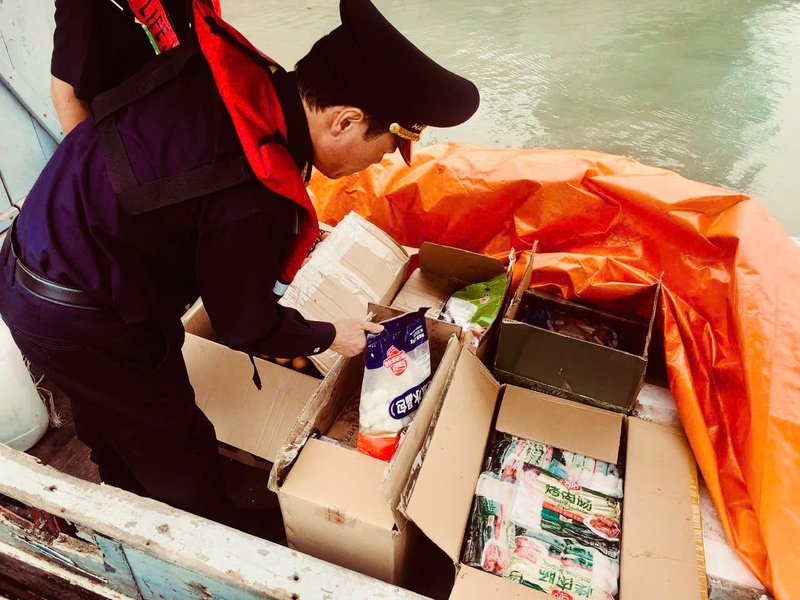 phat hien nhieu vu viec thuc pham khong ro nguon goc van chuyen qua bien gioi hinh anh 2