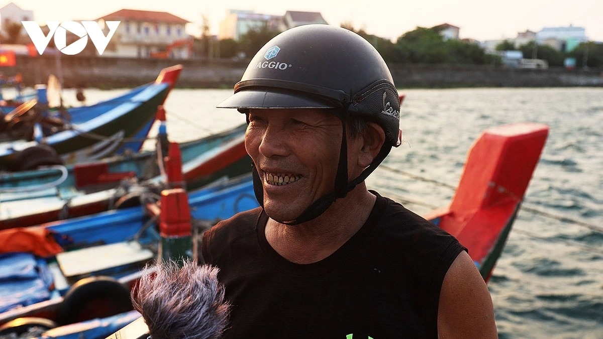 simple beauty of life at dawn in ly son port picture 11