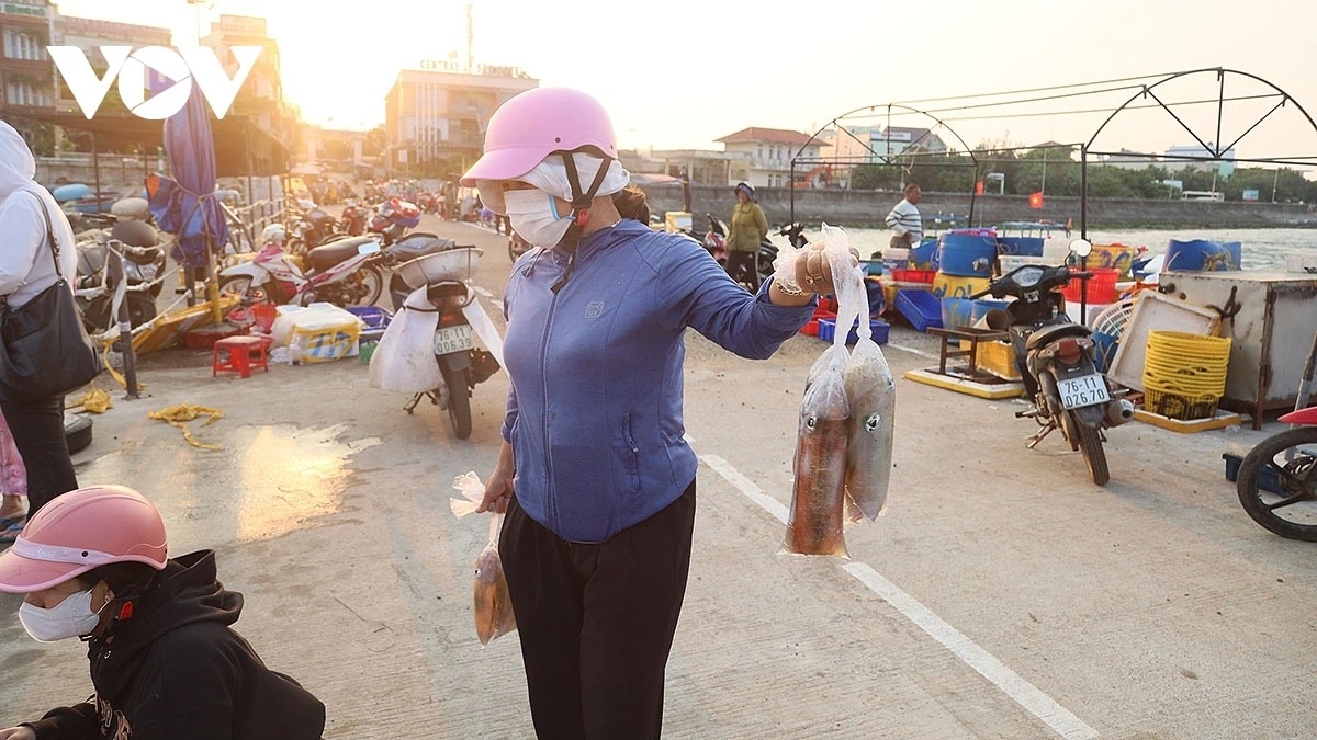 simple beauty of life at dawn in ly son port picture 14
