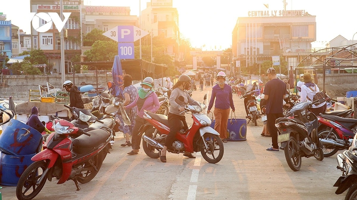 simple beauty of life at dawn in ly son port picture 18