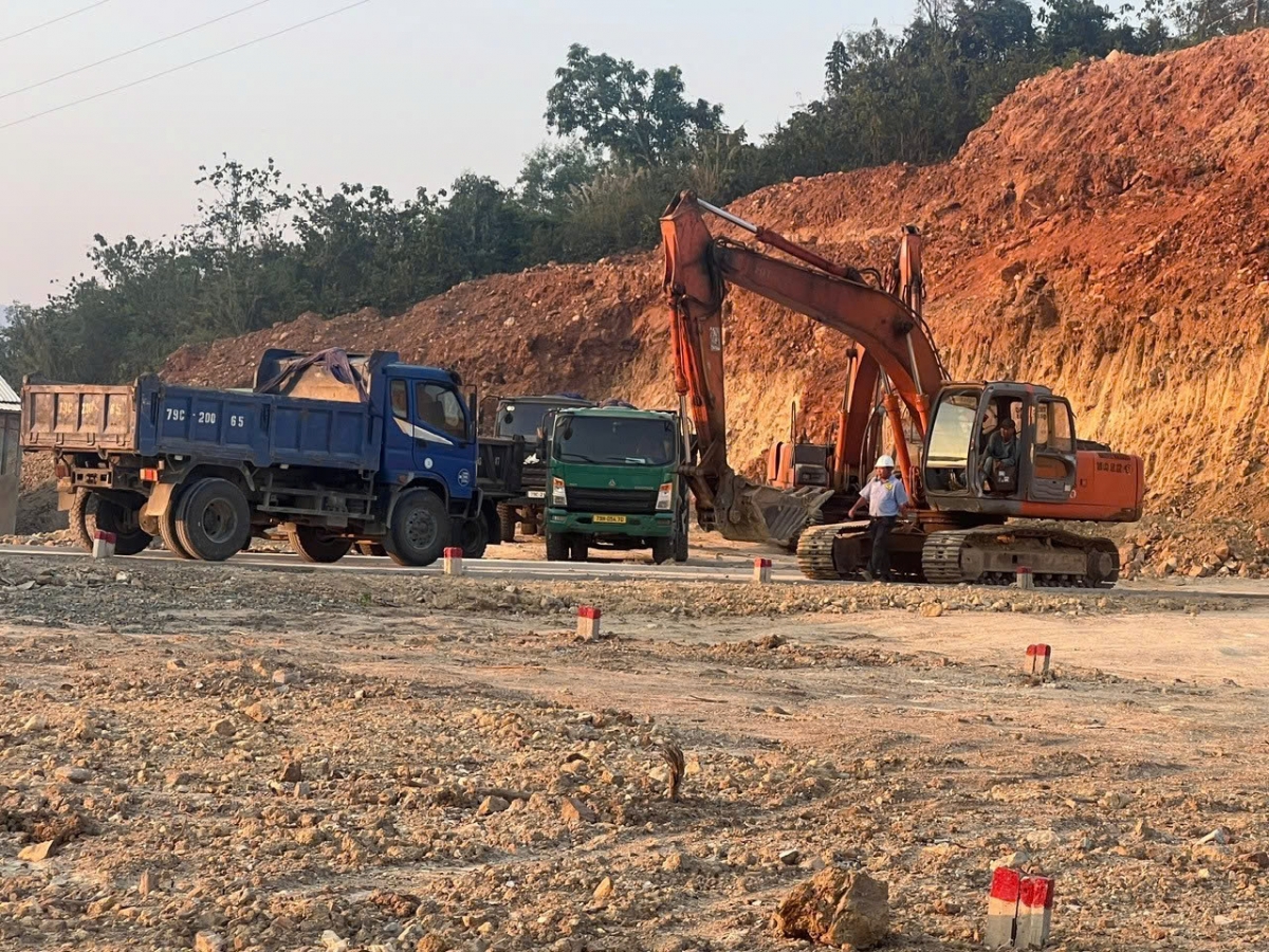 bat qua tang khai thac dat trai phep gan duong day dien cao the o khanh hoa hinh anh 2