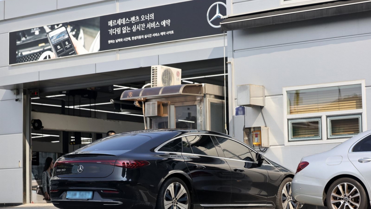 mercedes-benz bi phat hon 11 ty won do sai lech thong tin ve pin xe dien hinh anh 1