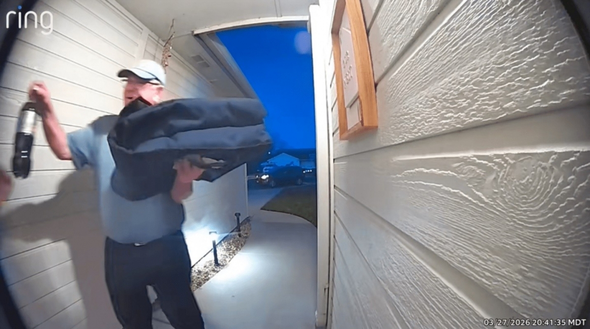 tu mua nuoc cho khach, shipper 68 tuoi bat ngo nhan lai so tien hon 1 ty dong hinh anh 1