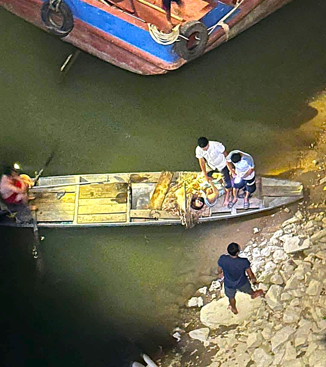 khen thuong nguoi dan ong o nghe an dung cam cuu hai me con nhay cau trong dem hinh anh 2