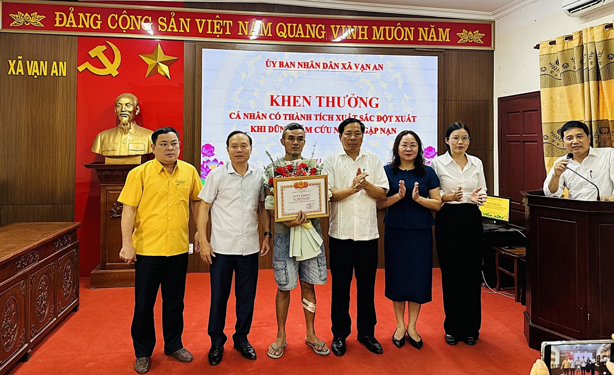 khen thuong nguoi dan ong o nghe an dung cam cuu hai me con nhay cau trong dem hinh anh 1