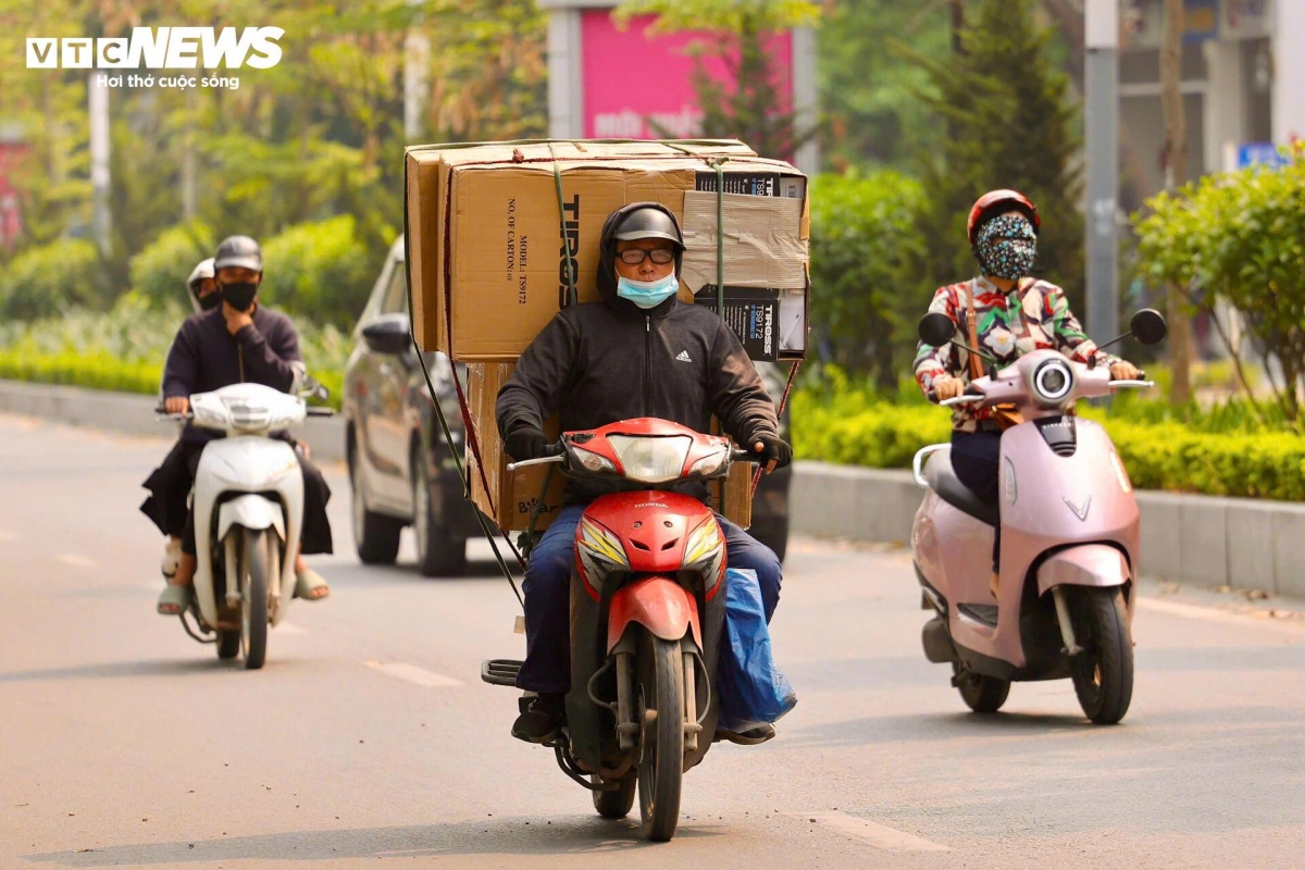 nguoi ha noi nung minh trong dot nang nong gay gat dau tien nam 2026 hinh anh 1