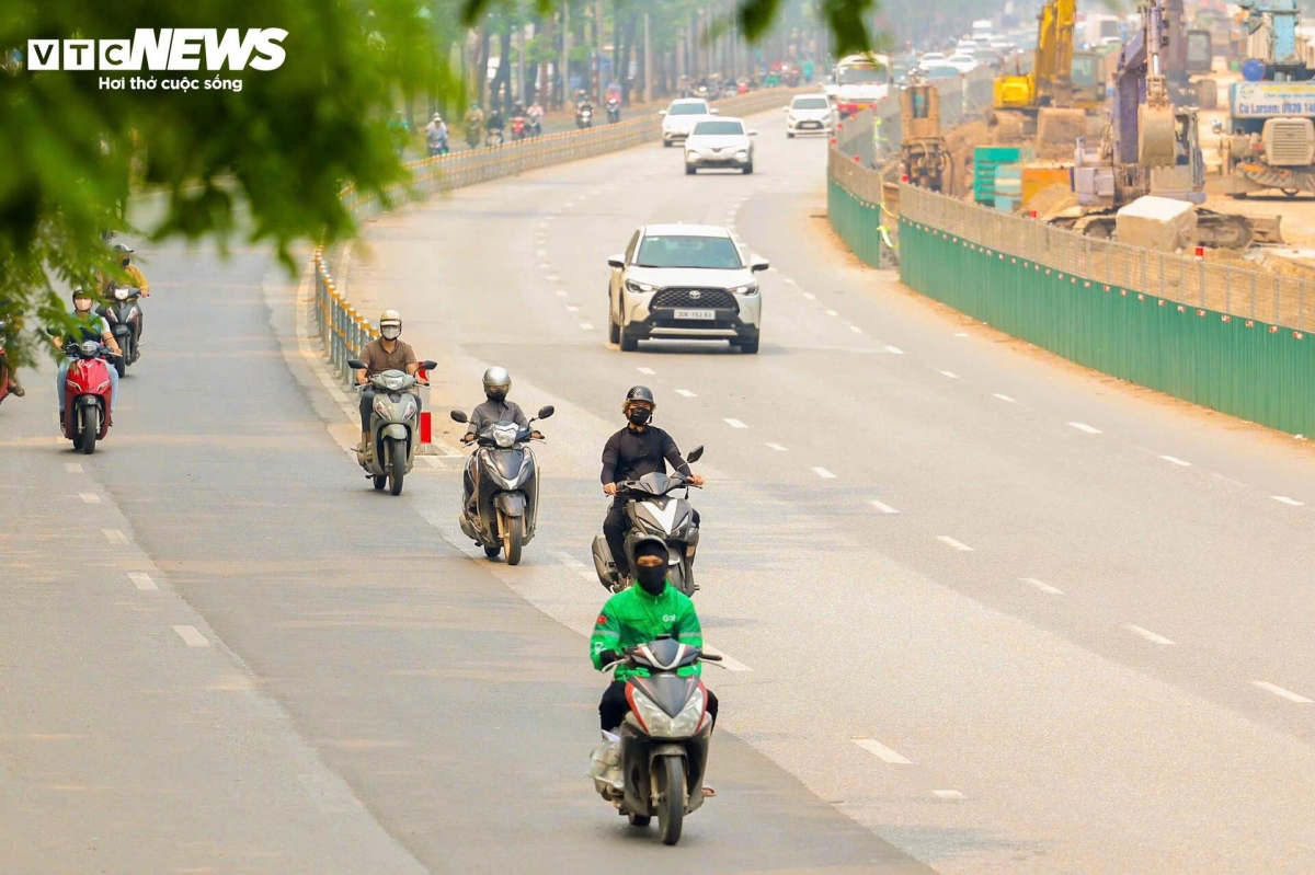 nguoi ha noi nung minh trong dot nang nong gay gat dau tien nam 2026 hinh anh 2