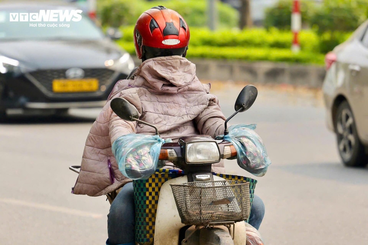 nguoi ha noi nung minh trong dot nang nong gay gat dau tien nam 2026 hinh anh 3