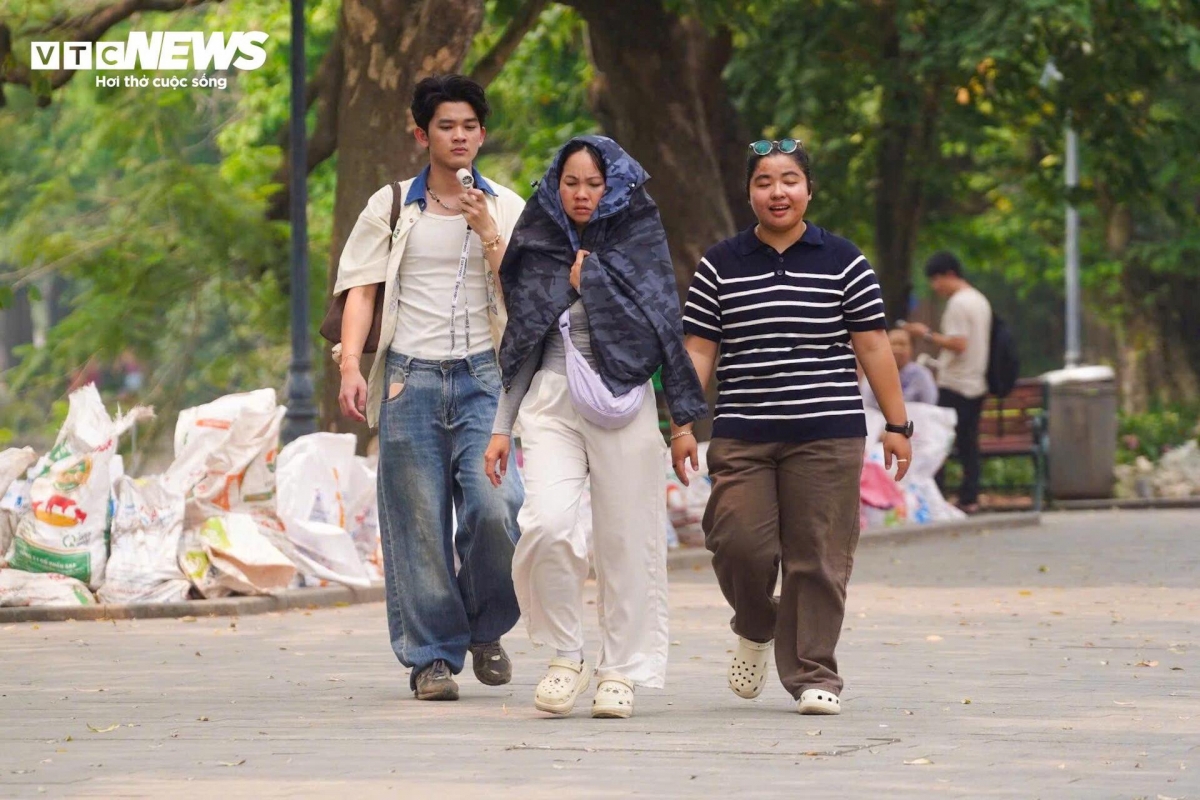 nguoi ha noi nung minh trong dot nang nong gay gat dau tien nam 2026 hinh anh 5