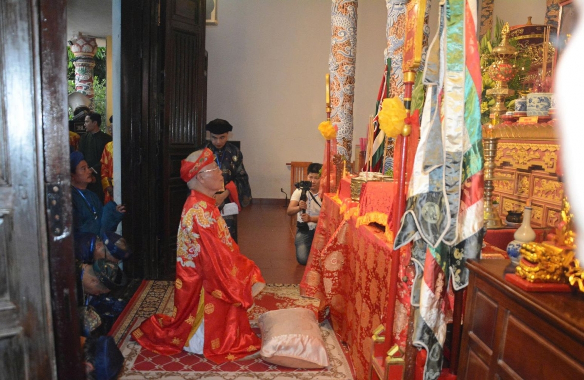 hang ngan nguoi dan va du khach den voi le hoi Dien hue nam hinh anh 1