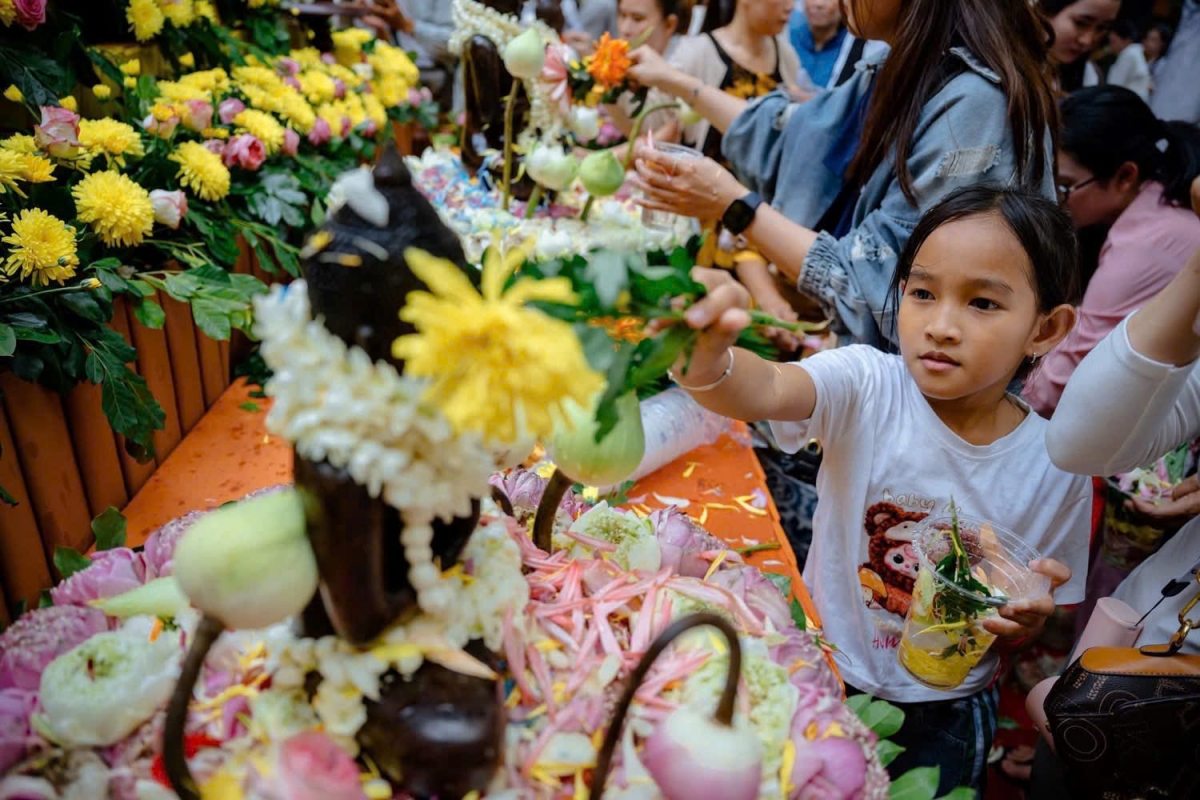 Dong bao khmer don tet chol chnam thmay giua long do thi hinh anh 2