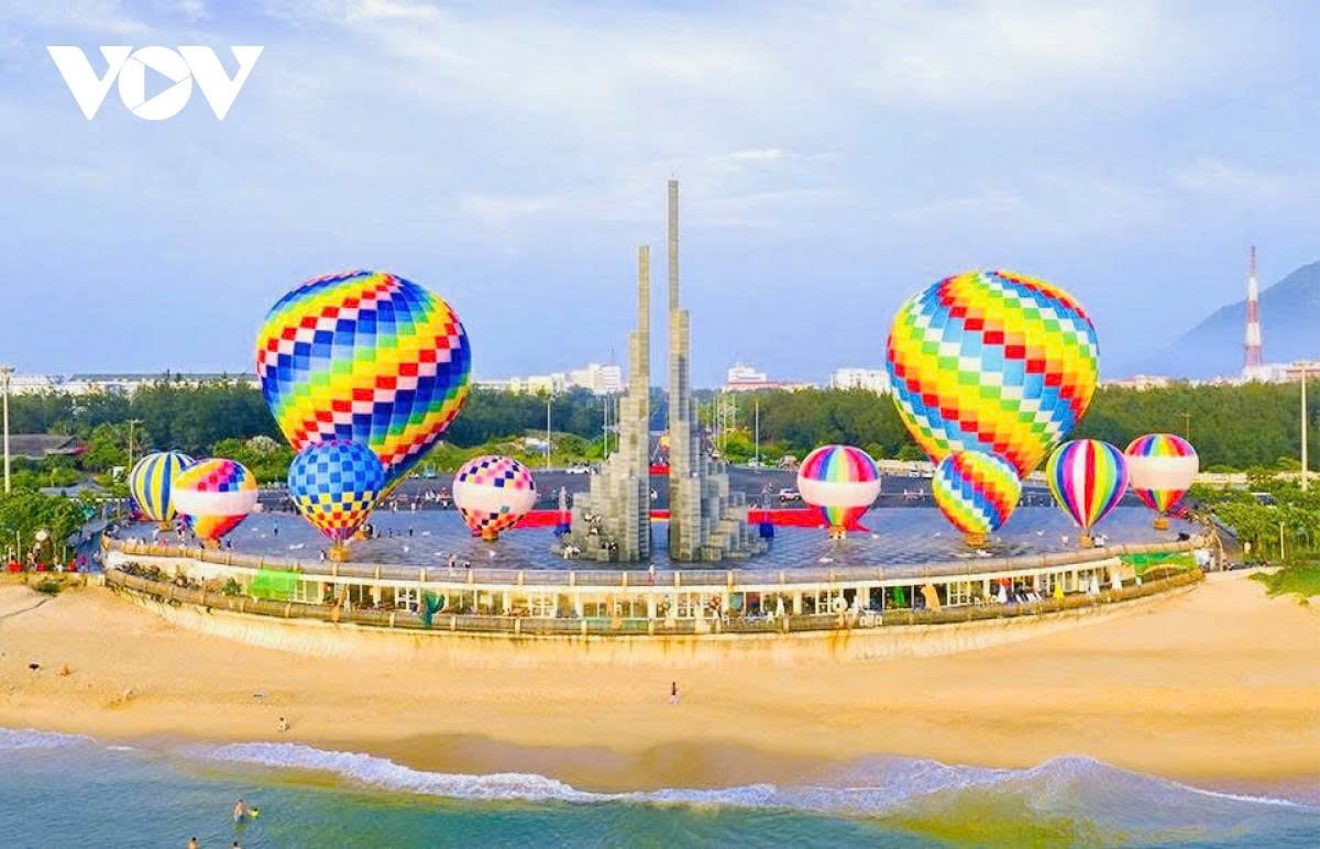 colourful hot air balloon displays draw crowds to nghinh phong tower during holiday picture 1
