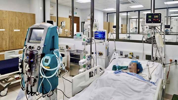 uong hon 30 vien thuoc ha huyet ap, benh nhan soc gian mach, phai loc mau lien tuc hinh anh 1