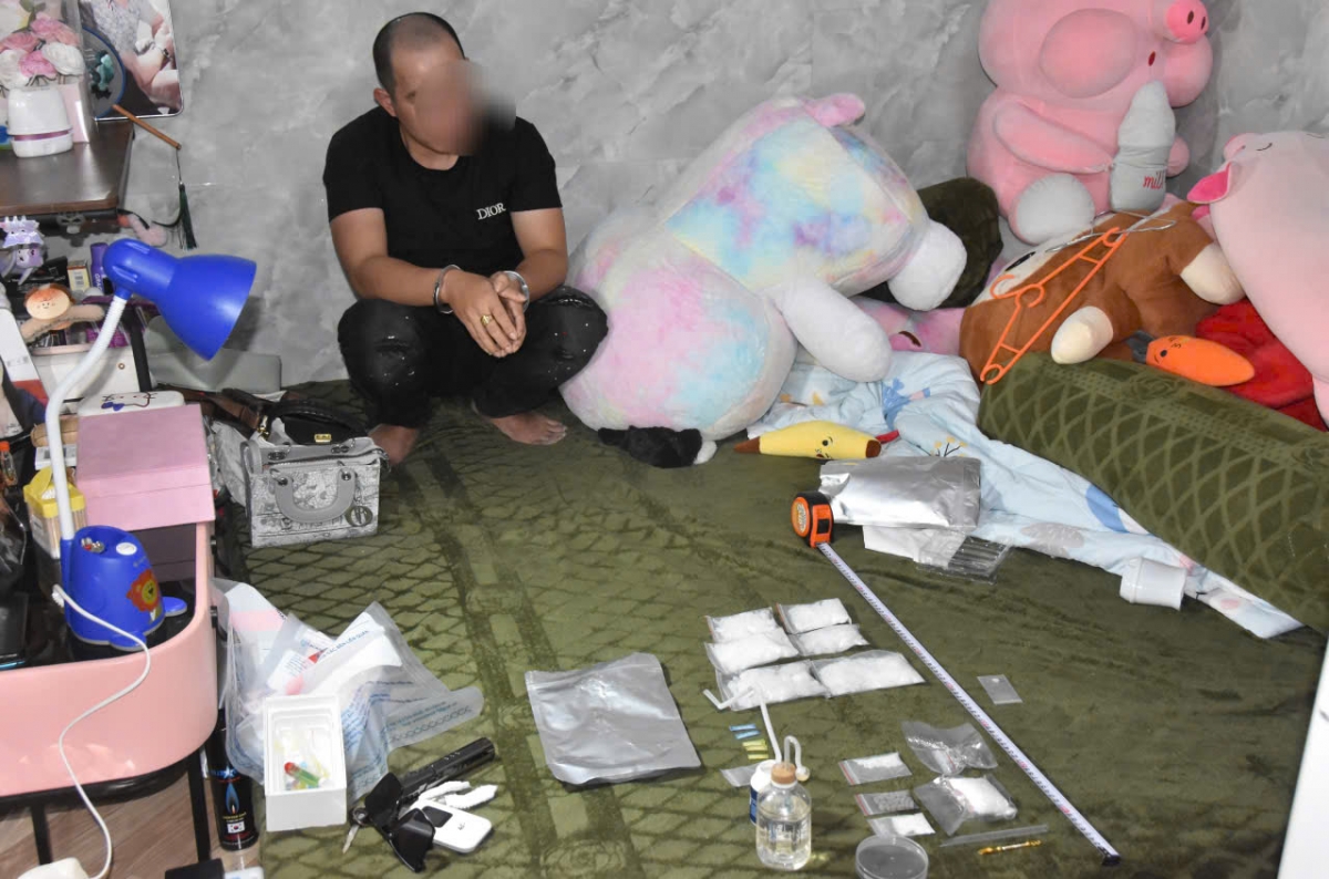 Doi tuong tang tru ma tuy va sung chong tra, lam bi thuong mot can bo hinh anh 1