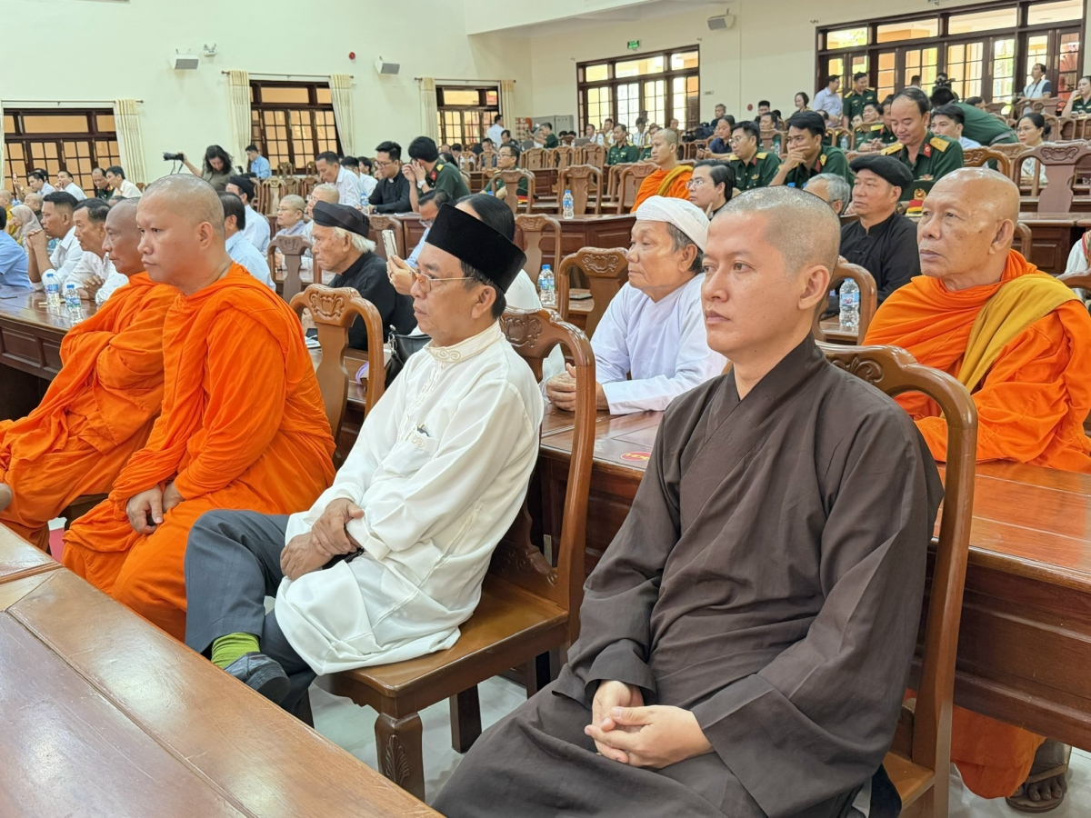 Đại tướng Nguyễn Trọng Nghĩa gặp mặt già làng, chức sắc tôn giáo khu vực Nam Bộ