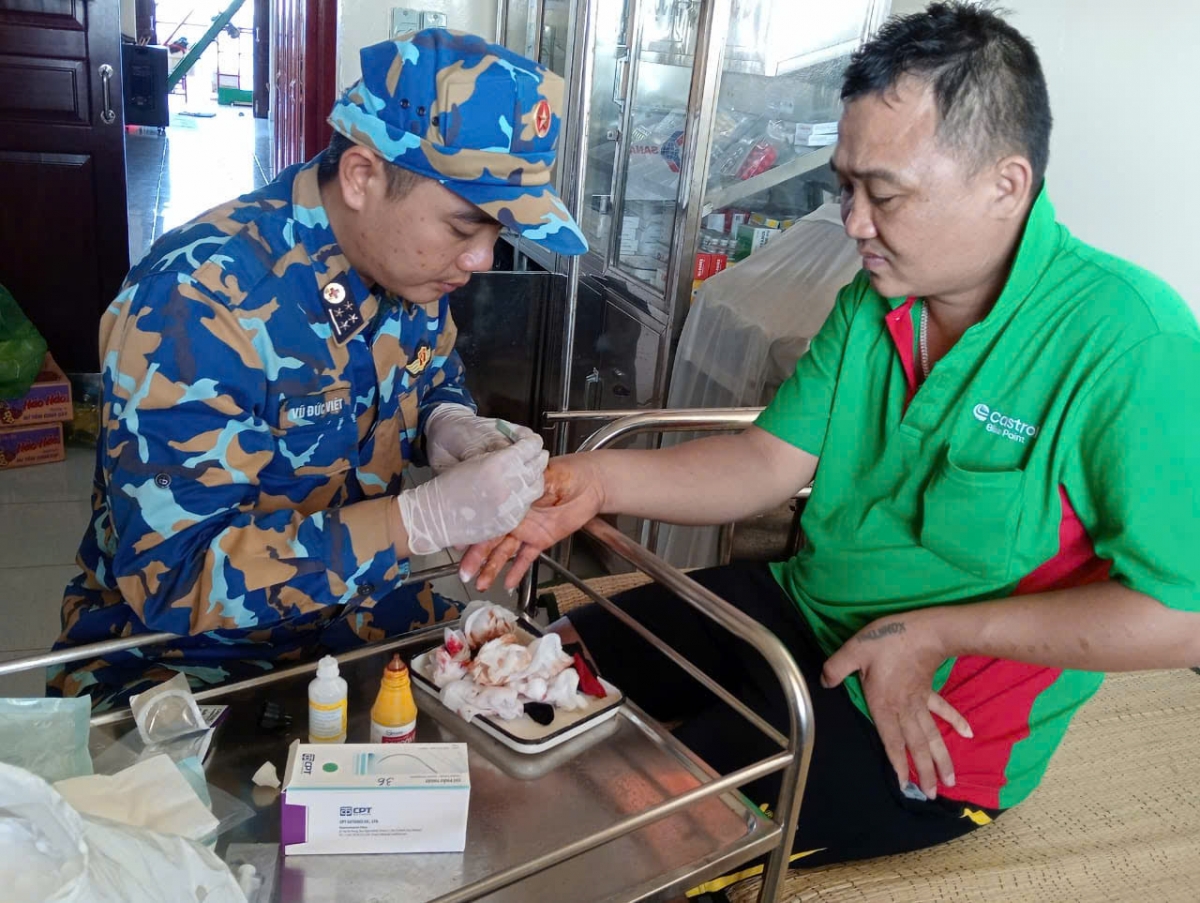 nha gian dk1 7 so cuu kip thoi ngu dan gap nan tren bien hinh anh 1