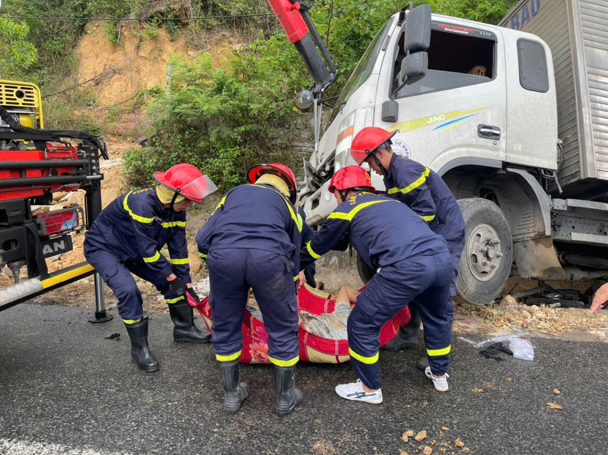 xe tai do deo mat lai tong xe may, 2 nguoi thuong vong tren quoc lo 1a hinh anh 2