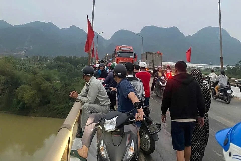 tim thay thi the nguoi phu nu nghi nhay cau tai nghe an hinh anh 1