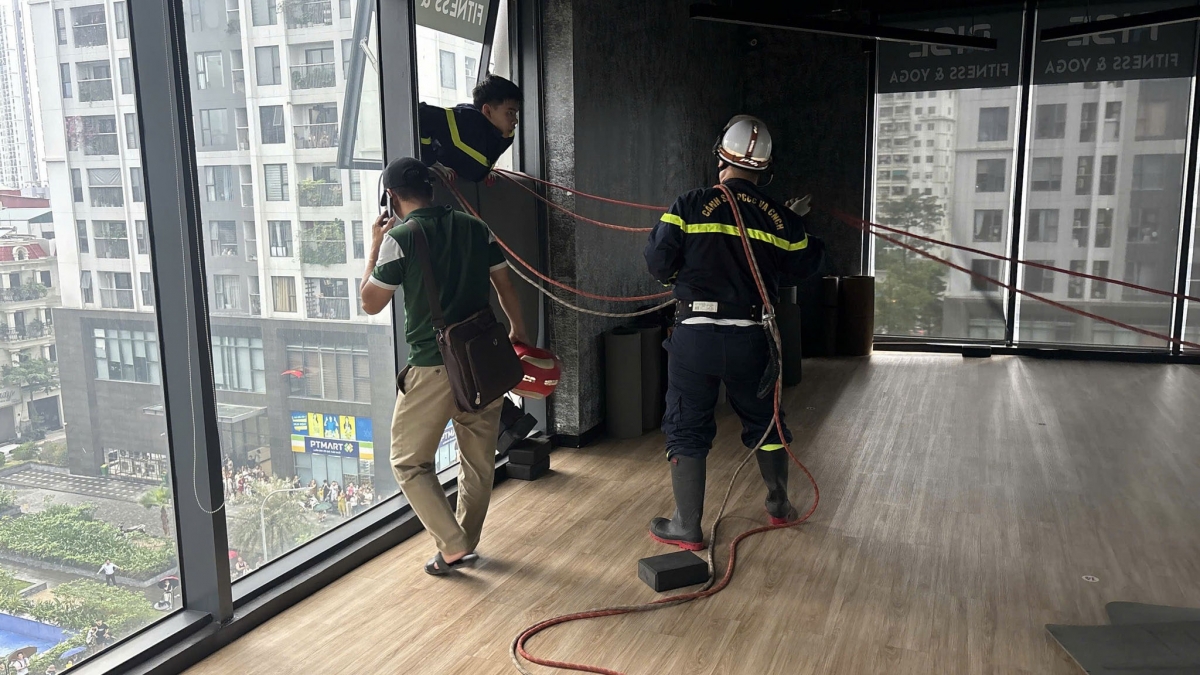 can canh vu giai cuu nguoi dan ong co bieu hien bat thuong tai chung cu rose town hinh anh 3