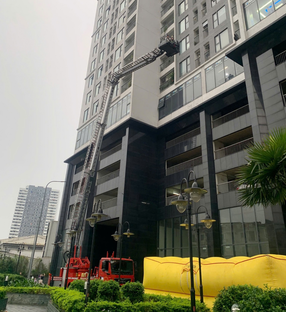 can canh vu giai cuu nguoi dan ong co bieu hien bat thuong tai chung cu rose town hinh anh 4