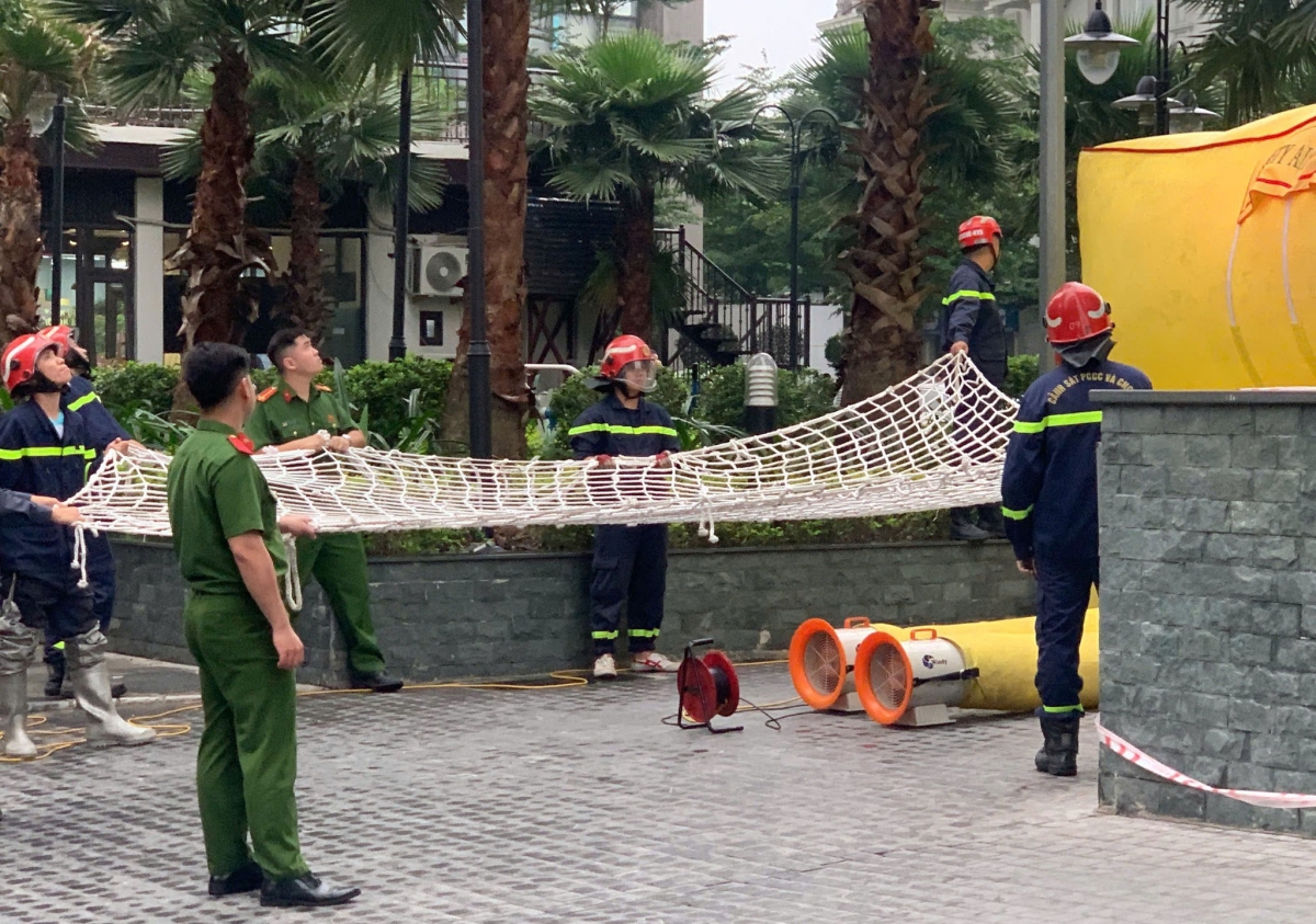 can canh vu giai cuu nguoi dan ong co bieu hien bat thuong tai chung cu rose town hinh anh 2