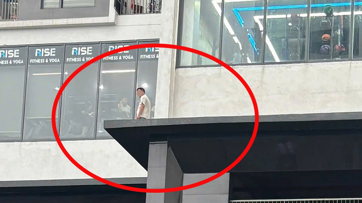 can canh vu giai cuu nguoi dan ong co bieu hien bat thuong tai chung cu rose town hinh anh 1