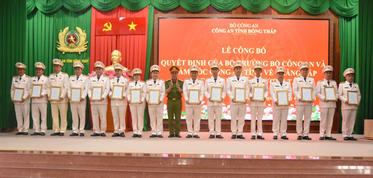 140 si quan cong an Dong thap duoc thang cap quan ham hinh anh 2