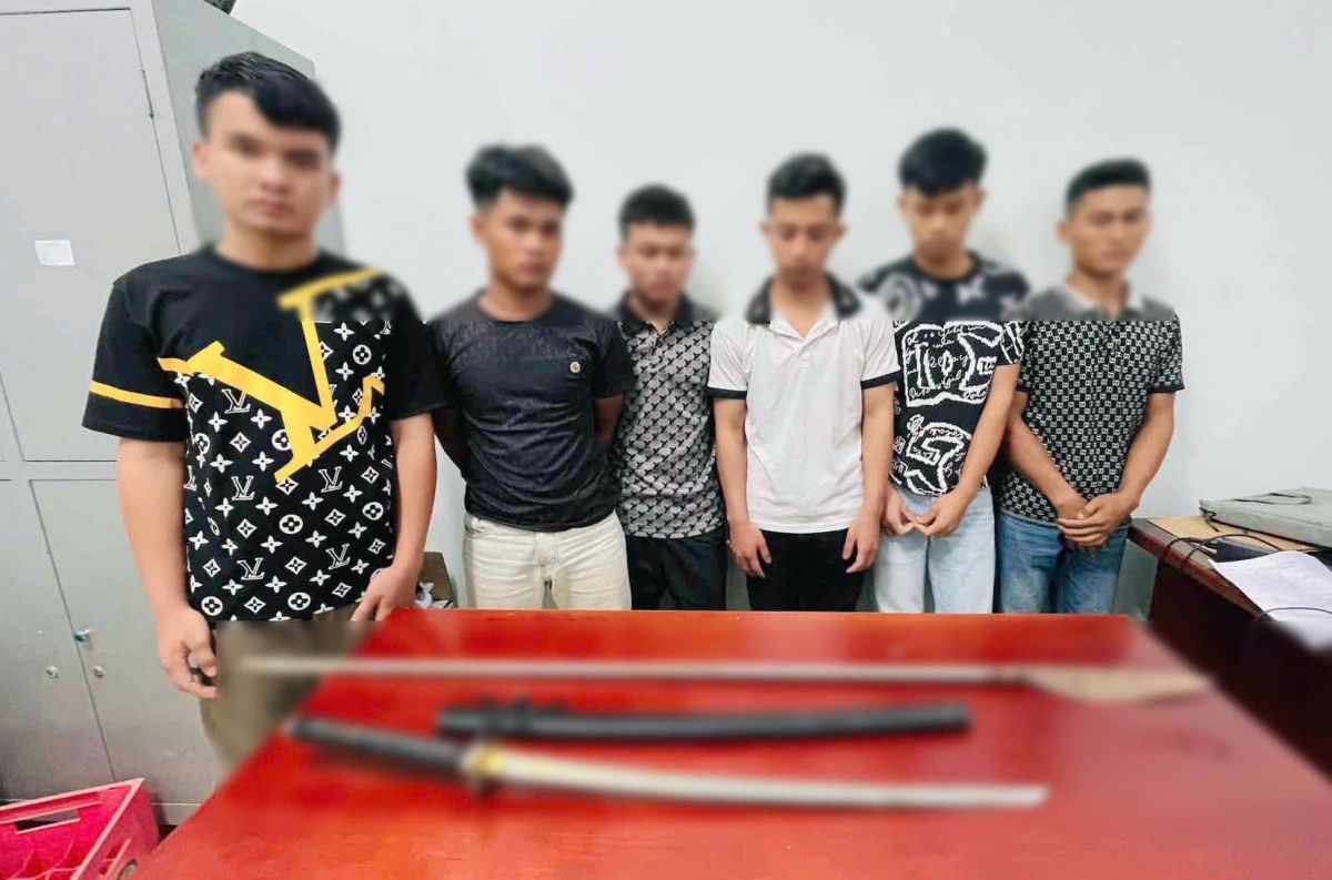 tuc tieng net po, nhom doi tuong mang hung khi ra chem nguoi di duong hinh anh 1