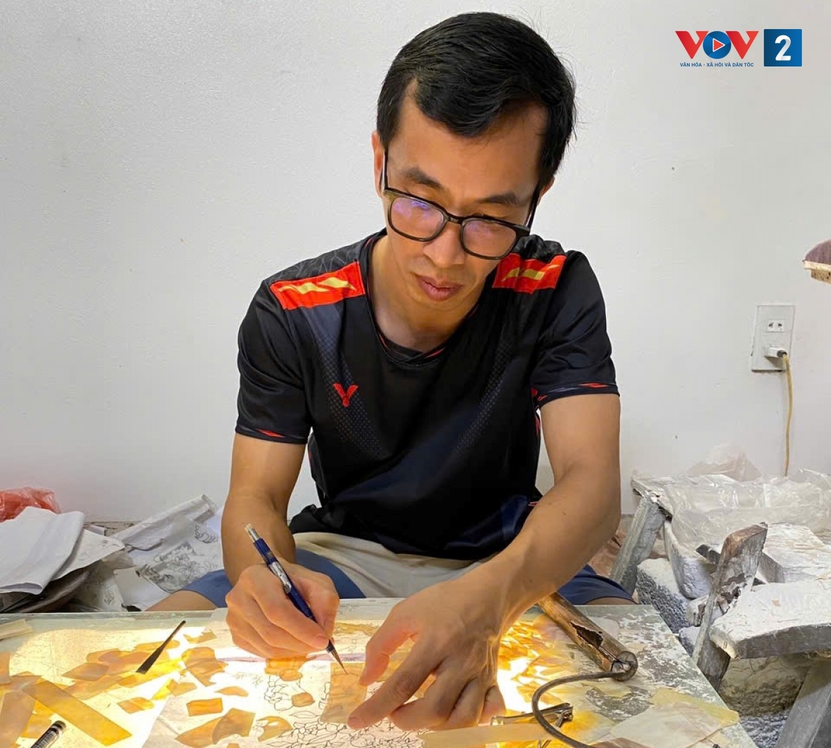 nguoi giu lua kham trai chuon ngo hinh anh 2