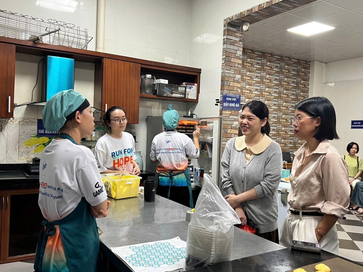 nguoi gieo hy vong cho phu nu bi bao hanh hinh anh 2