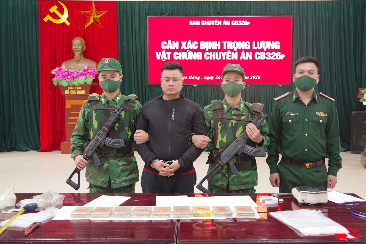 khoi to doi tuong van chuyen 9 banh heroin hinh anh 1