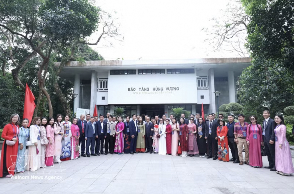 overseas vietnamese offer incense in tribute to hung kings picture 1