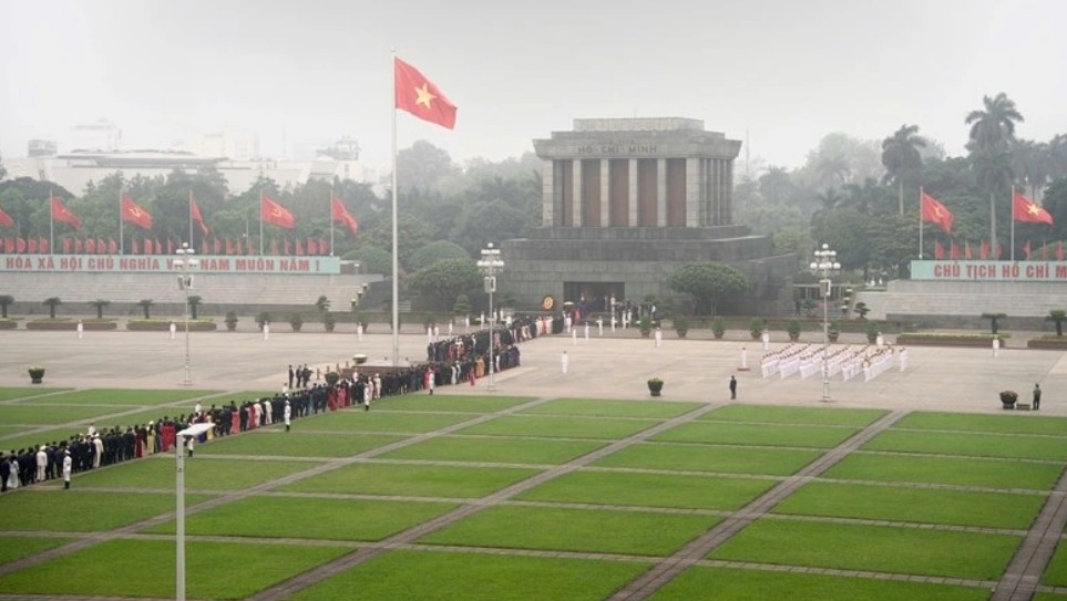 party and state leaders pay tribute to president ho chi minh at his mausoleum picture 1