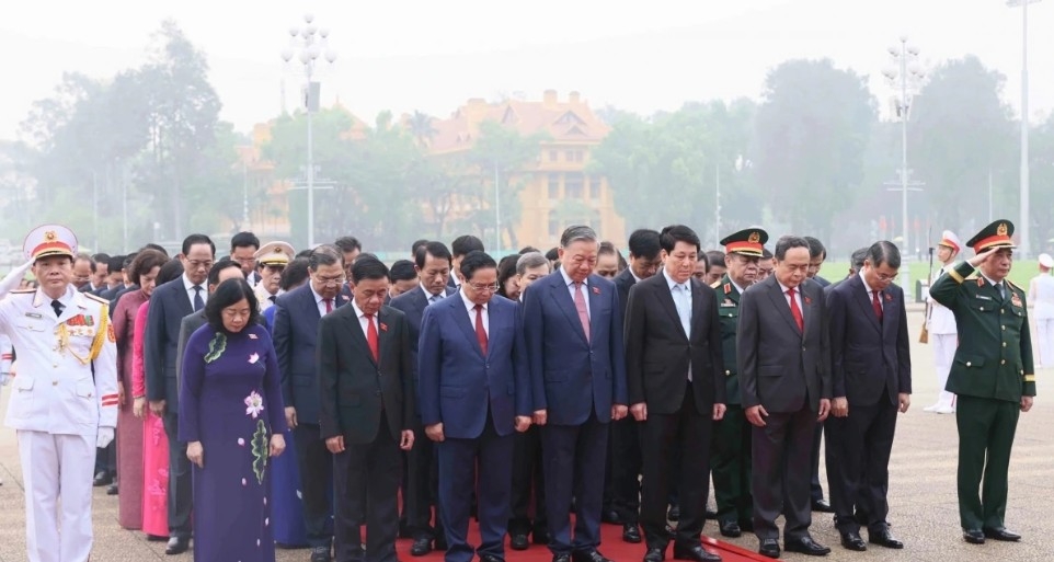 party and state leaders pay tribute to president ho chi minh at his mausoleum picture 3