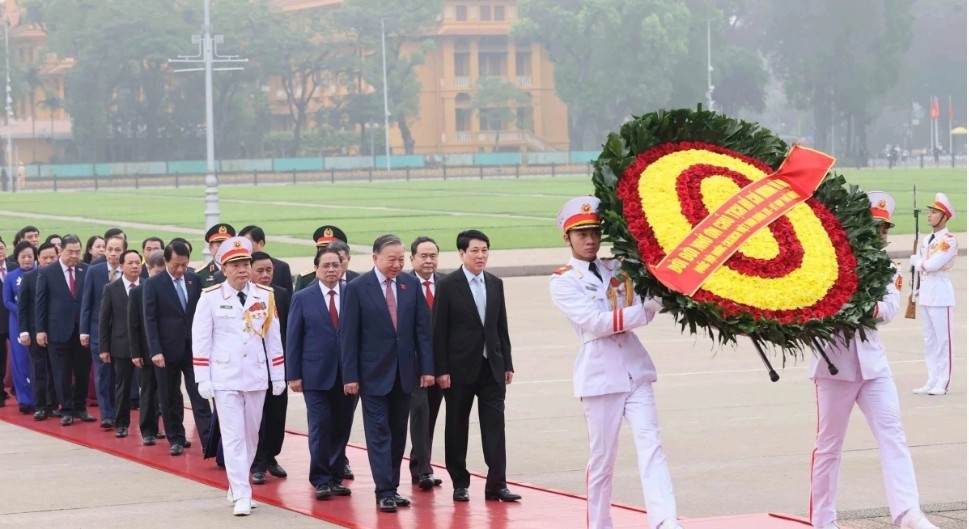 party and state leaders pay tribute to president ho chi minh at his mausoleum picture 4